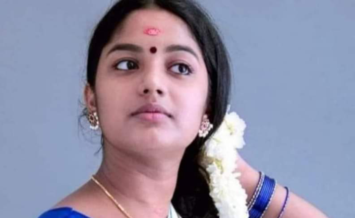 പേടിക്കേണ്ട ഞാനുള്ളിലേക്ക് വരില്ല, വാതിൽ കുറ്റി ഇടാതെ ഇരുന്നാൽ മതി…എന്ന്….നേർത്തയൊരു ചമ്മലോടെ ഞാൻ ഉള്ളിലേക്ക് കയറി, എനിക്ക് ഇരുന്ന് കുളിക്കാൻ വേണ്ടി നേരത്തെ തന്നെയവൻ സ്റ്റൂൾ കൊണ്ടിട്ടിട്ടുണ്ടായിരുന്നു, അതിൽ കയറിയിരുന്നു…