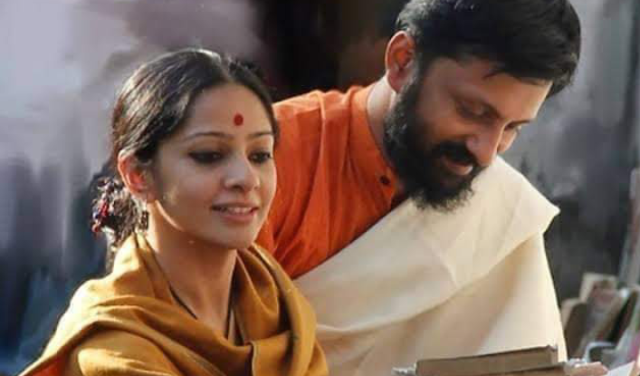 രാവിലെ മുതല്‍ തുടങ്ങിയ മഴയാണ്‌.. ചന്നം പിന്നം ചെറുതായി ചാറികൊണ്ടിരിക്കുന്ന മഴയിലേക്ക് ലയ പതിയെ ഇറങ്ങി…