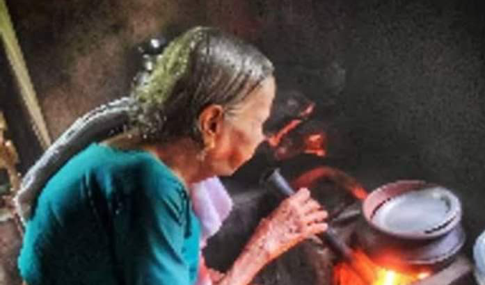 ” മോനേ അപ്പൂ…. എടാ അപ്പുണ്ണീ… എണീക്കെടാ… ” അമ്മയുടെ നിർത്താതെയുള്ള വിളികേട്ട് അപ്പുണ്ണി ഒന്നുകൂടി തലവഴി പുതപ്പ് വലിച്ചിട്ട് പുതപ്പിനുള്ളിൽ കിടന്ന് പിറുപിറുത്തു.