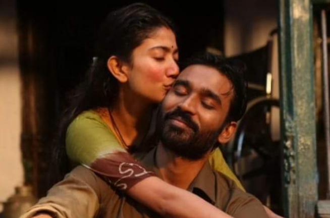 മൂന്ന് ദിവസം അടുപ്പിച്ച് അവധി കിട്ടിയപ്പോളാണ് രാത്രി വണ്ടിക്ക് വീട്ടിലേക്ക് പുറപ്പെട്ടത് ..