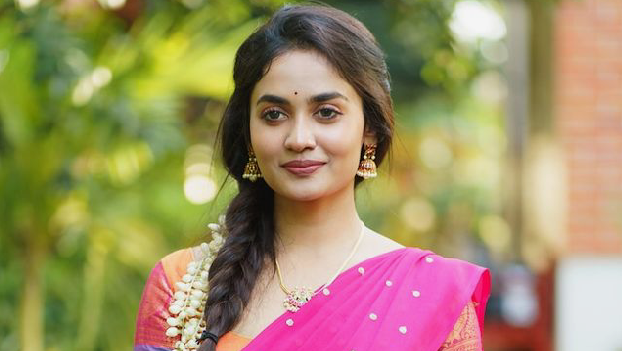 “നീതൂ, ഞാൻ എത്ര തവണ പറഞ്ഞു നിന്നോട് ഇങ്ങനെ എന്റെ പിറകെ വരരുതെന്ന്.. നിനക്ക് പറഞ്ഞാൽ മനസ്സിലാവില്ലെ?” അത് പറയുമ്പോഴും ദീപക് ഉള്ളില്‍ കരയുന്നുണ്ടായിരന്നു.