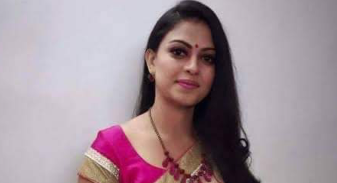 അന്ന് അവരുടെ ഇരുപത്തിയഞ്ചാം വിവാഹ വാർഷികമായിരുന്നു, അന്നെങ്കിലും അവസാനമായി ത്രയംബകയുടെ ജീവിതത്തിൽ ഒരു മാറ്റം സംഭവിക്കുമെന്നവൾ വളരെയധികം പ്രതീക്ഷിച്ചു,