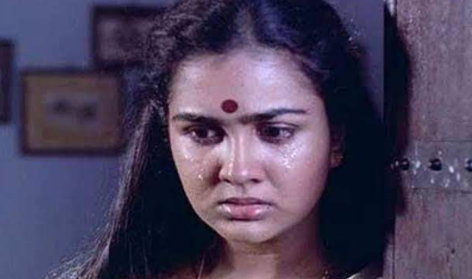 ഭർത്താവായ വിശ്വൻ ബാംഗ്ലൂരിൽ ആയത് കൊണ്ട് വീട്ടിൽ നടക്കുന്നതൊന്നും അറിയുന്നില്ല എന്നത് അവളുടെ ദയനീയസ്ഥിതിയ്ക്ക് ആക്കം കൂട്ടി.