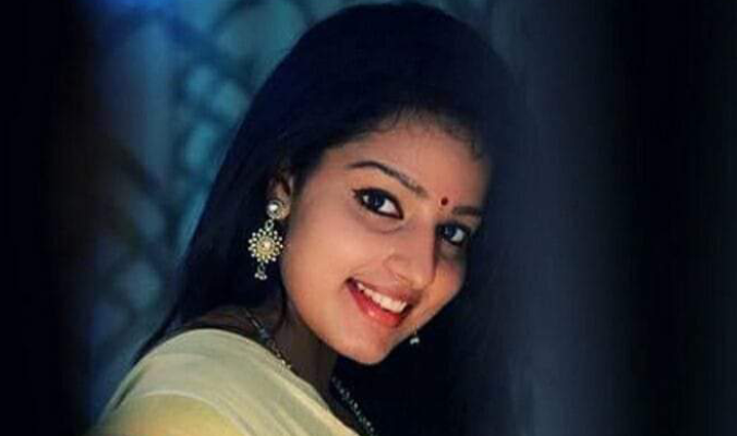 ഭർത്താവായ വിശ്വൻ ബാംഗ്ലൂരിൽ ആയത് കൊണ്ട് വീട്ടിൽ നടക്കുന്നതൊന്നും അറിയുന്നില്ല എന്നത് അവളുടെ ദയനീയസ്ഥിതിയ്ക്ക് ആക്കം കൂട്ടി.