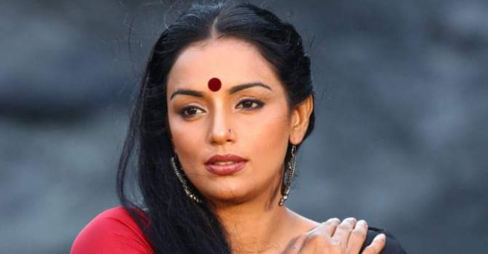 അഞ്ചാം ക്ലാസ്സിൽ പഠിക്കുന്ന പ്രായത്തിൽ അച്ചനൊരിക്കൽ നാട്ടിൽ പോയ സമയത്താണ് ഒരു രാത്രി അമ്മയോടൊപ്പം അയാളെ ഞാൻ മുറിയിൽ കണ്ടത്…