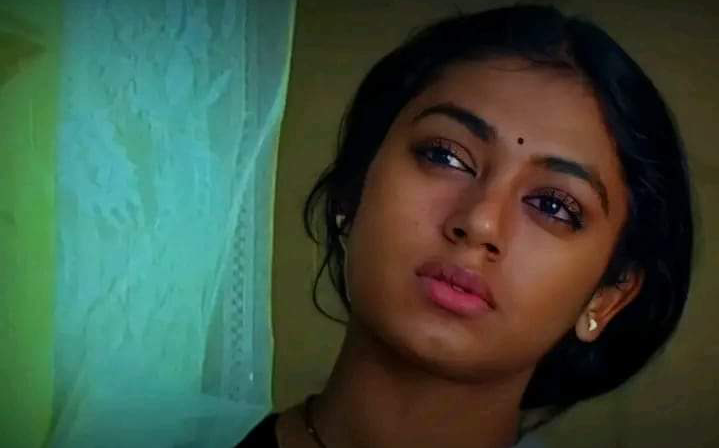 പതിയെ അവളുടെ അരികിലേക്ക് നിന്നു കൈകൾ പിടിച്ചു കൊണ്ടു അവളെ കട്ടിലിലേക്ക് വലിച്ചിരുത്തി അവനും അരികിൽ ഇരുന്നു…