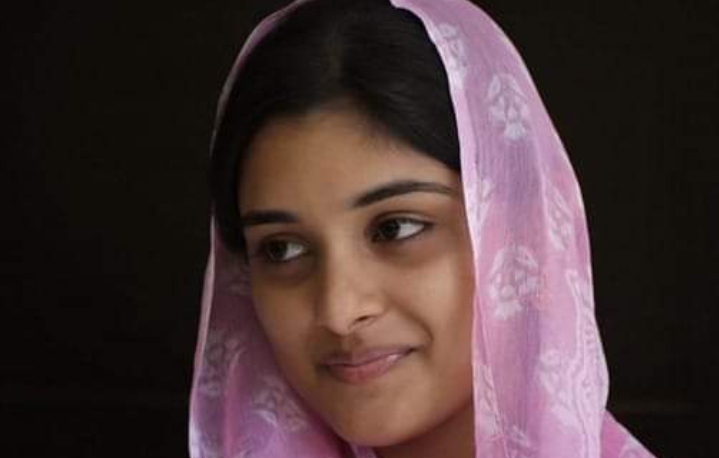 ഡിവോഴ്സ് ലെറ്ററിൽ ഒപ്പുവെച്ച് ഫർസാന ആസിഫിനെ നോക്കി