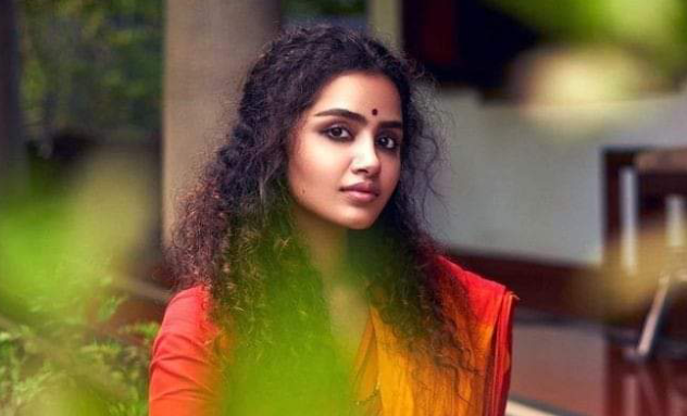 അവൾക്കറിയാം ആ വിളിക്കു മറുപടി പറയാൻ പോയാൽ പിന്നെ ഒരുവാക്കിൽ തീരില്ല എന്ന്…