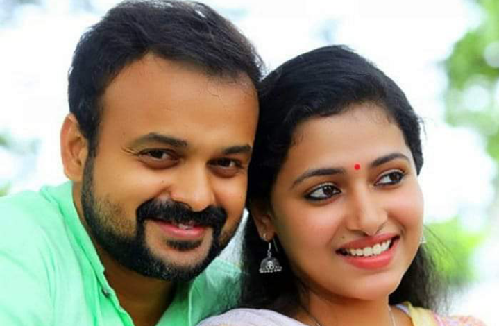 തരക്കേടില്ലാത്ത ചെക്കനും വീട്ടുകാരും ആണെന്ന് അറിഞ്ഞപ്പോ അച്ഛൻ എന്റെ സമ്മതം പോലും ചോദിക്കാതെ അവർക്ക് വാക്ക് കൊടുത്തു..