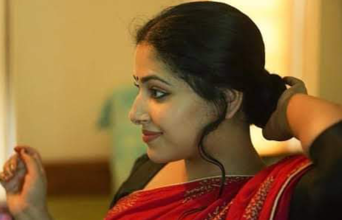 “ഹരിഷേ….. എടാ നിന്റെ ഫോണടിക്കുന്നു….”  തട്ടുമ്മേൽ നിന്ന് പെയിന്റ് പൂശിക്കൊണ്ട് നിന്ന ഹരിഷിന്റെ അടുത്തേക്ക് റിങ് ചെയ്യുന്ന ഫോൺ നീട്ടിക്കൊണ്ട് അബ്ദു പറഞ്ഞു.