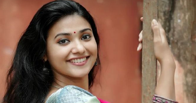 ദിവ്യാ.. പ്രിൻസിപ്പലിനെ കണ്ടിട്ട് ക്ലാസ്സിൽ കയറിയാൽ മതി…