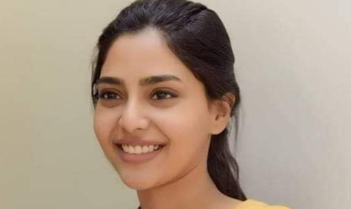 മാളിലെ ആൾതിരക്കിനിടയിൽ അവൾ തിരിഞ്ഞു നോക്കിയതും അപ്രതീക്ഷിതമായി തന്റെ പിന്നിൽ നിൽക്കുവായിരുന്ന ക്ലാസ്സ്‌മെറ്റ് എബിയെ കണ്ട അവൾ അതിശയിച്ചു നിന്നുപോയി