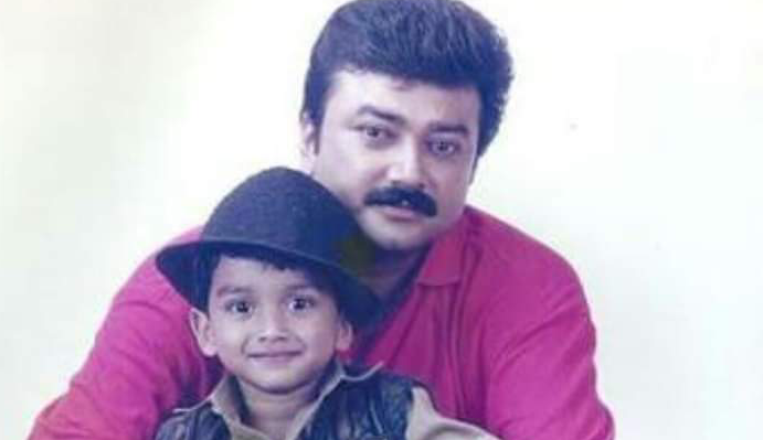 ബസ് നഗരത്തിലൂടെ ഓടിക്കൊണ്ടിരുന്നു. മകൻ വഴിയോരക്കാഴ്ചകളിൽ നിന്ന് മുഖമുയർത്തി അയാളുടെ മുഖത്തേക്ക് നോക്കി.