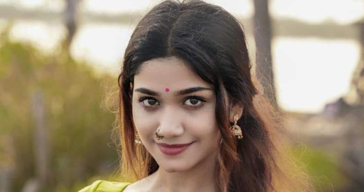 തുറന്നിട്ട ജനലിലൂടെ പുറത്തേക്ക് നോക്കിയിരിക്കുകയാണ് അവൾ…