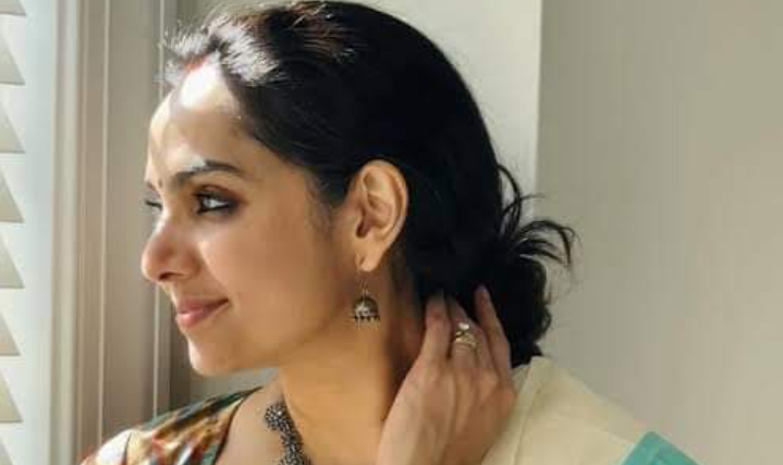 പ്രശ്നങ്ങൾക്കുമുള്ള പരിഹാരമെന്നോളം സന്തോഷിന്റെ അമ്മ പറയുമ്പോൾ അവരെ എതിർക്കാൻ കയ്യിലൊരു മറുപടി പോലുമില്ലാതെ വെറുതെ